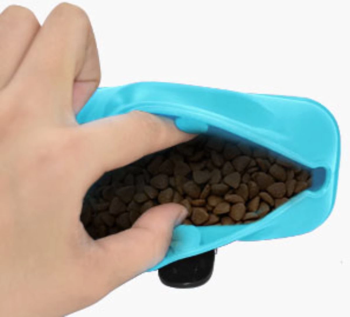 Merkloos 3 Stuks - Siliconen Magnetische Honden Beloningstasje - Dieren Traktatie Pouch - Voor Huisdier Training - Opbergtas - Zelfsluitend - Trainingzakje - Vaatwasser Veilig - Met Riem Clip - Blauw / Groen / Roze 7 Merkloos 3 Stuks - Siliconen Magnetische Honden Beloningstasje - Dieren Traktatie Pouch - Voor Huisdier Training - Opbergtas - Zelfsluitend - Trainingzakje - Vaatwasser Veilig - Met Riem Clip - Blauw / Groen / Roze - Afbeelding 5