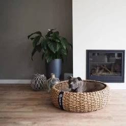 District 70 COCOON - Luxe Hondenmand Van Duurzaam Hoogwaardig Riet Met Zacht Kussen - Maten S/M/L - Large 34 District 70 COCOON - Luxe Hondenmand Van Duurzaam Hoogwaardig Riet Met Zacht Kussen - Maten S/M/L - Large -Katten Hondenbenodigdheden Winkel 1200x1200 82