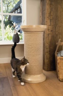 Designed By Lotte Krabklos Kratsie - Krabpaal - Hout - 35x35x74cm -Katten Hondenbenodigdheden Winkel 800x1200 20